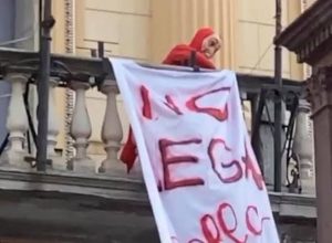 L'esposizione dello striscione sul Municipio (foto da Facebook).