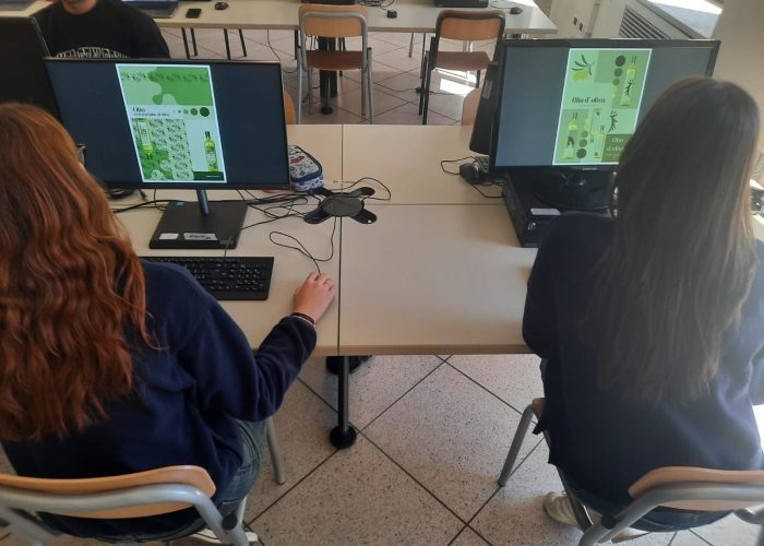 Studentesse del liceo artistico di Aosta mentre disegnano le etichette dell'olio