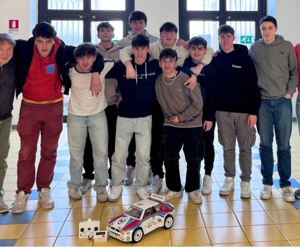 Studenti Isiltp con Lancia Delta radiocomandata