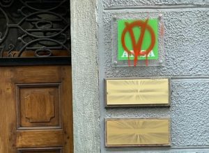 La targa imbrattata.