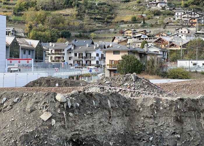 Il terreno sotto sequestro a Sarre