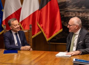 le Président Renzo Testolin et l’Ambassadeur de France Martin Briens