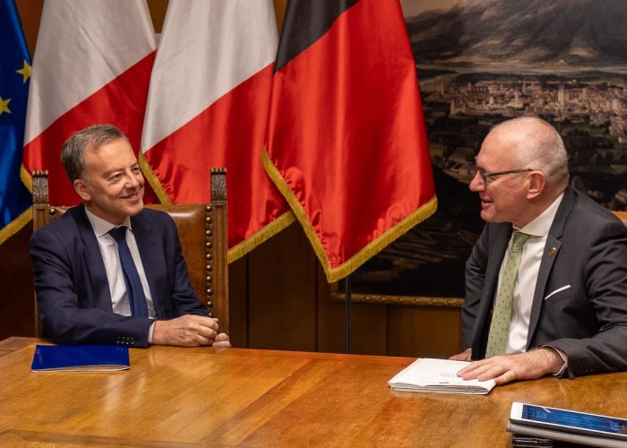 le Président Renzo Testolin et l’Ambassadeur de France Martin Briens