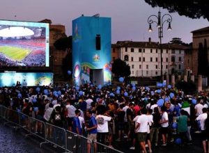Tifosi seguono una partita su un maxischermo (foto archivio FIGC).
