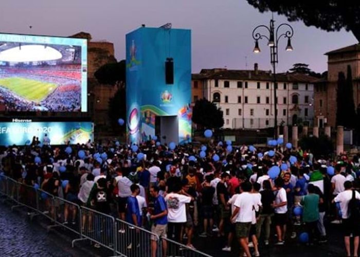 Tifosi seguono una partita su un maxischermo (foto archivio FIGC).