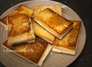 Toast al formaggio e mortadella