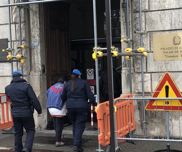 Tribunale arrestato violenza