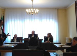 Il procuratore Atelli (in piedi) all'udienza odierna.