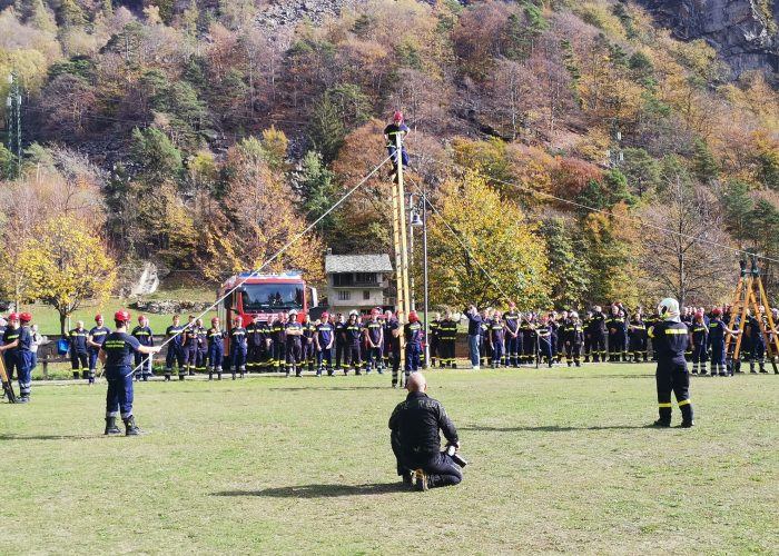 Un'esercitazione dei vigili del fuoco a Issime