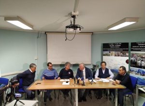 L'Unità di crisi all'incontro serale con i media.