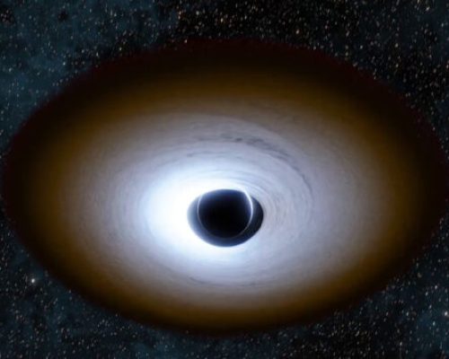 Rappresentazione artistica di un buco nero circondato da materia che gli spiraleggia attorno, formando il disco di accrescimento. Credit: NASA/JPL-Caltech/R. Hurt (IPAC)