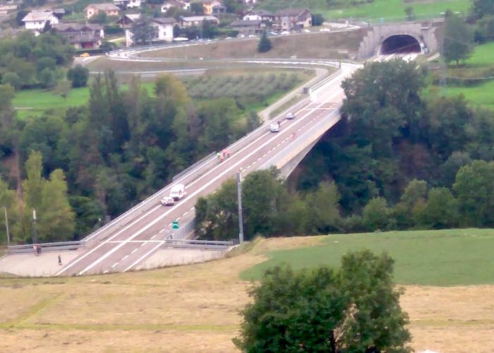 Il ponte chiuso al traffico, durante la lunga negoziazione con l'uomo.