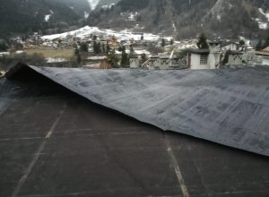 Un tetto danneggiato dal vento (Foto VVF).