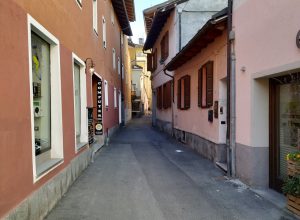 Via Trottechien, nel centro storico di Aosta (foto di archivio).