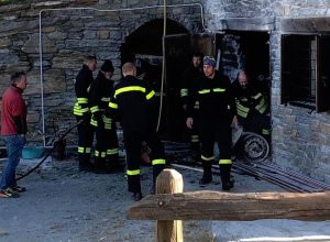 L'intervento al rifugio (foto Facebook/Volontari di Cogne).