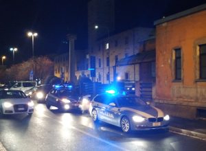 Pattuglie della Polizia in servizio di notte.