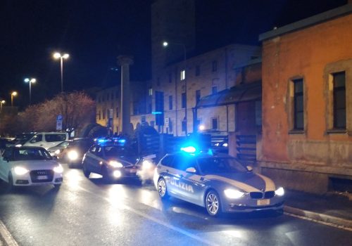 Pattuglie della Polizia in servizio di notte.