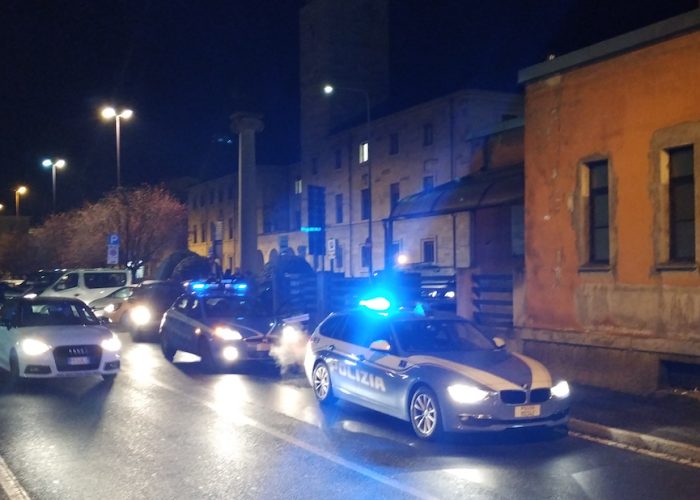 Pattuglie della Polizia in servizio di notte.