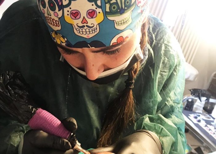Chicca Pignataro al lavoro su un tatuaggio paramedicale