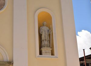 La statua di San Lorenzo nella facciata della Chiesa di Pont-Saint-Martin