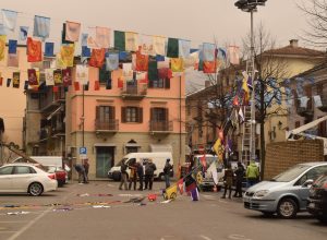 La piazza 1 Maggio decorata con le bandiere di tutti i rioni