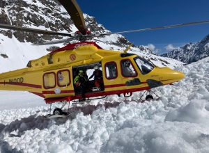 L'elicottero del Soccorso Alpino interviene sulla valanga sotto il rifugio Nacamuli