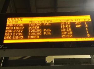 Lo schermo della stazione di Aosta con i treni in ritardo causa maltempo