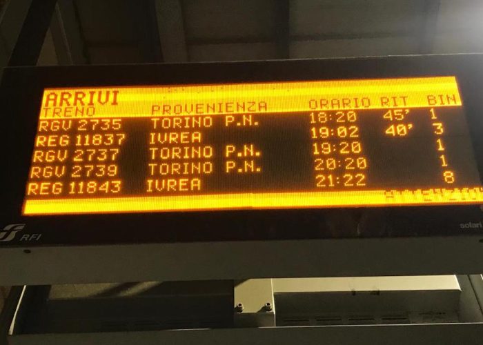 Lo schermo della stazione di Aosta con i treni in ritardo causa maltempo