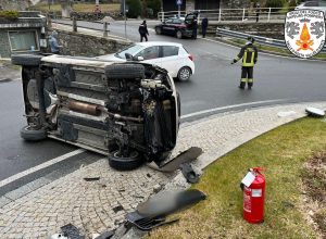 L'auto ribaltatasi nella rotatoria di Arvier