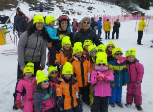 Federica Brignone con i bambini della scuola di sci di La Thuile