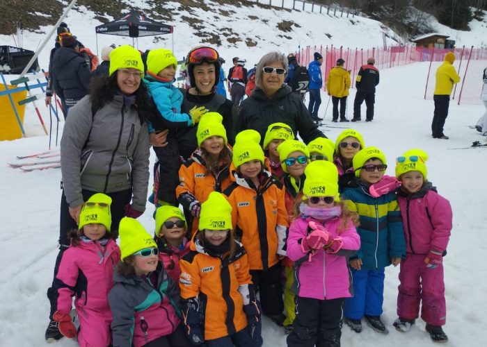 Federica Brignone con i bambini della scuola di sci di La Thuile