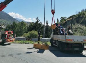 Le piastre cadute dal camion a Villeneuve