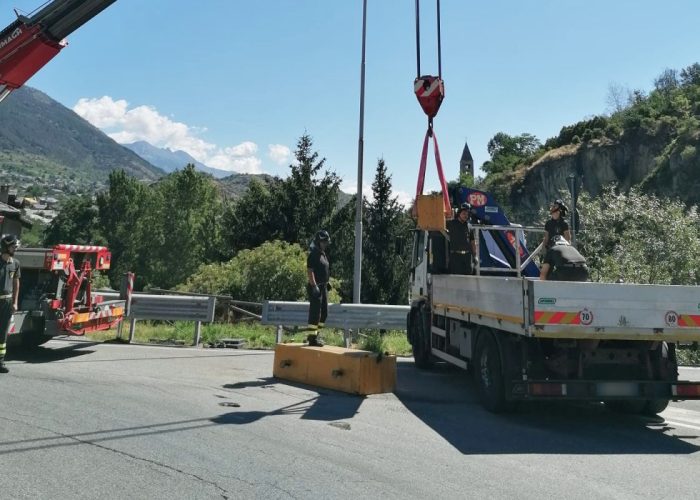 Le piastre cadute dal camion a Villeneuve