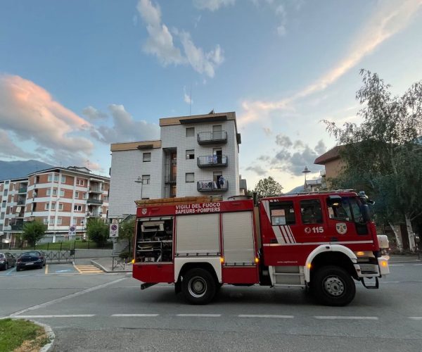 L'intervento dei Vigili del fuoco in via Adamello, ad Aosta