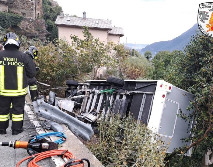 Il camper ribaltatosi a Pont-Saint-Martin