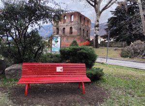 La panchina rossa ai giardini Lussu di Aosta