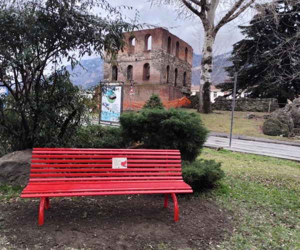 La panchina rossa ai giardini Lussu di Aosta