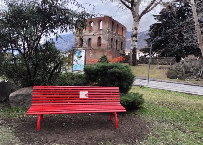 La panchina rossa ai giardini Lussu di Aosta