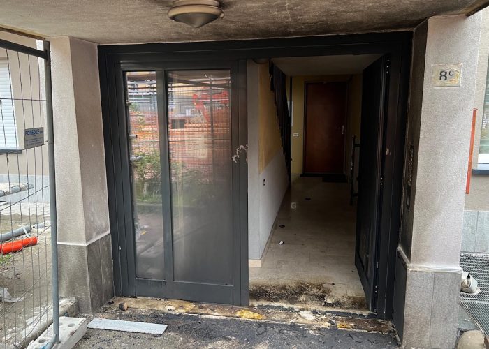 I segni della molotov lanciata contro un portone nel quartiere Cogne
