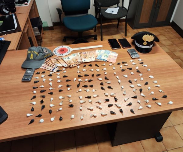 Le dosi di cocaina confezionate rinvenute