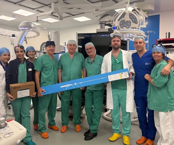 L'équipe di Cardiologia dell'ospedale Parini dopo l'intervento