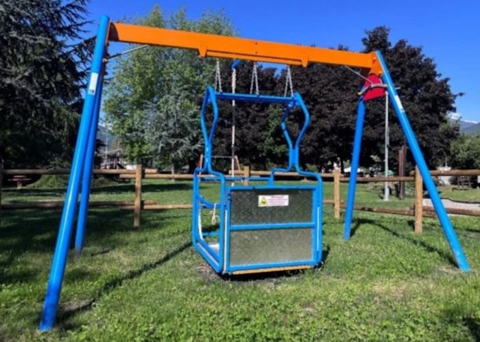 L'altalena accessibile alle persone con disabilità a Quart