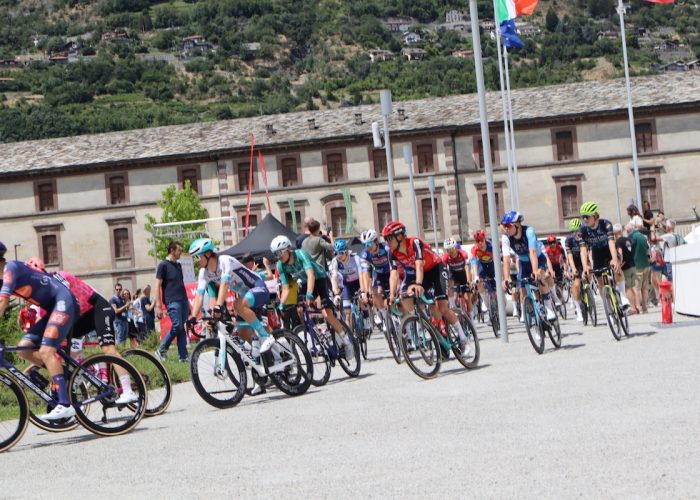 La partenza del Giro della Valle d'Aosta 2025 dall'UniVdA di Aosta