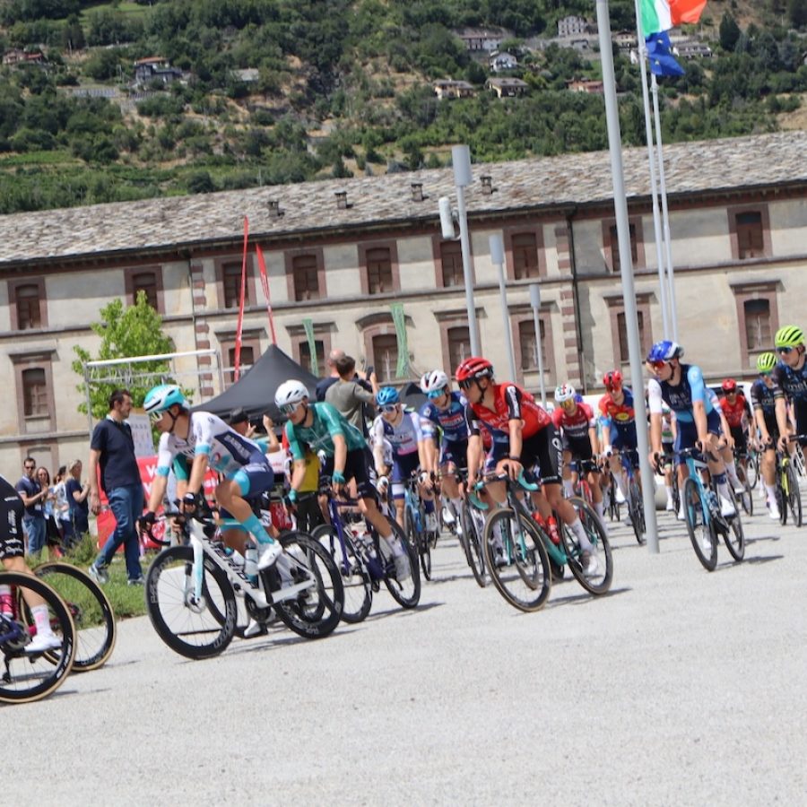La partenza del Giro della Valle d'Aosta 2025 dall'UniVdA di Aosta