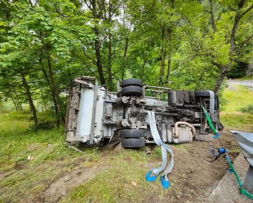 Il camion uscito di strada a Gressoney-Saint-Jean