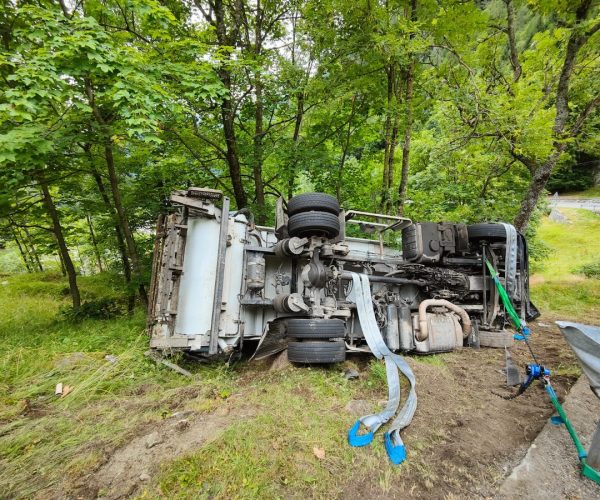 Il camion uscito di strada a Gressoney-Saint-Jean