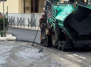 Il lavori di asfaltatura in via Guido Rey, ad Aosta