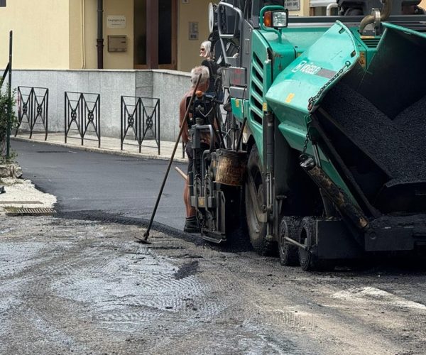 Il lavori di asfaltatura in via Guido Rey, ad Aosta