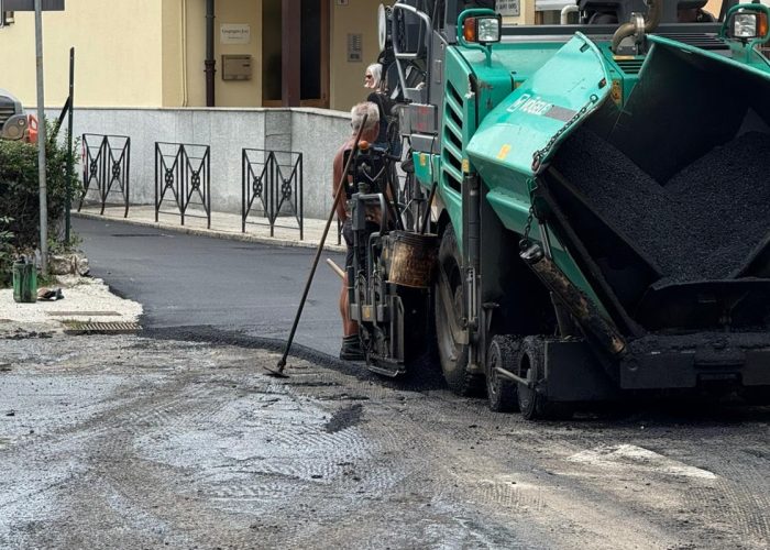 Il lavori di asfaltatura in via Guido Rey, ad Aosta