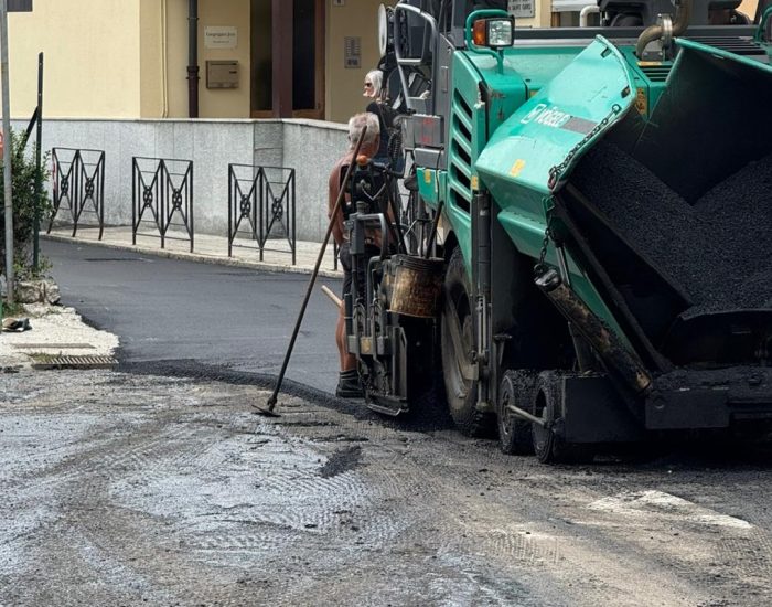 Il lavori di asfaltatura in via Guido Rey, ad Aosta